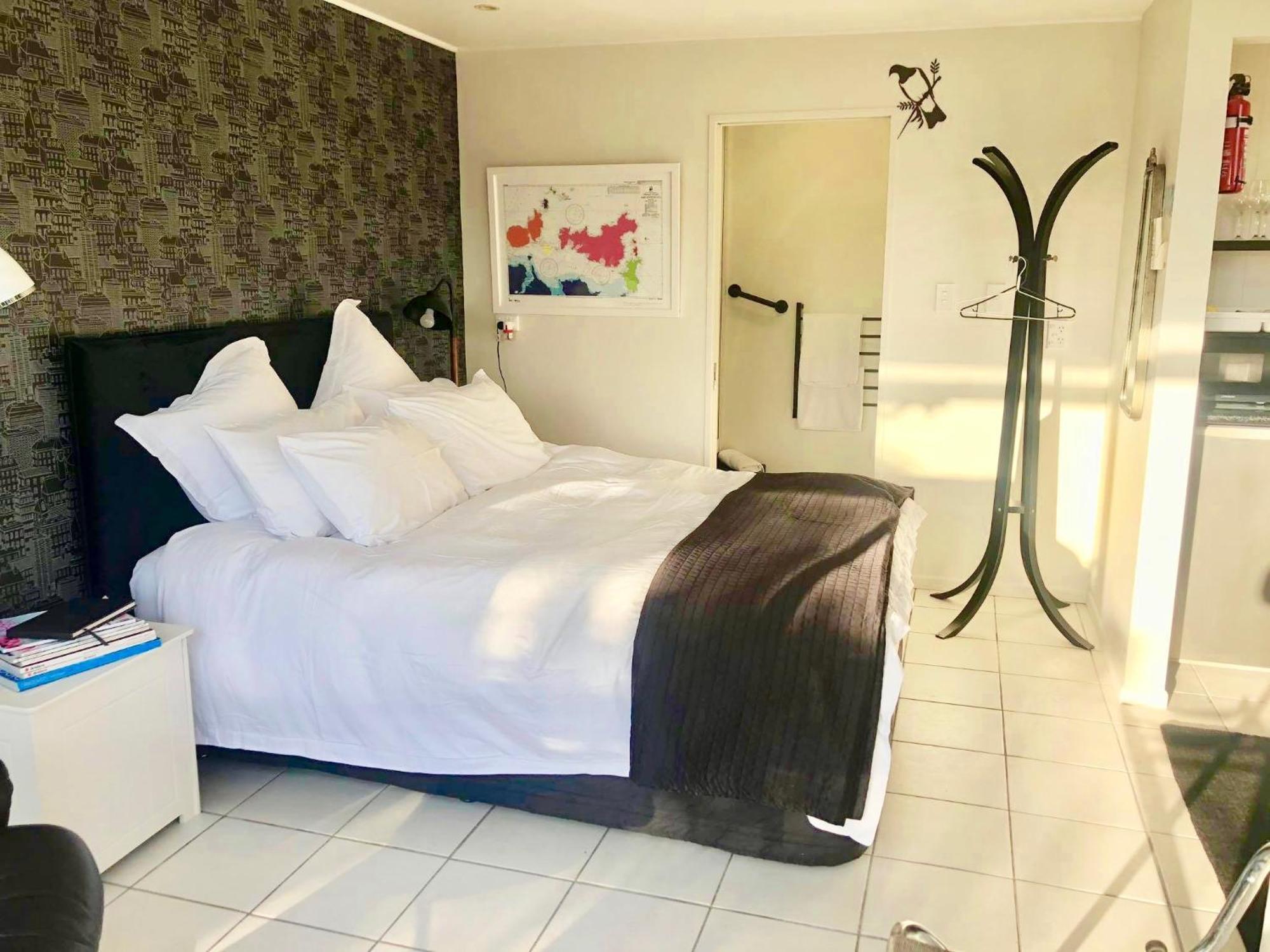 Le Chalet Waiheke Apartments Ostend Room photo